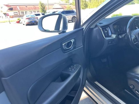 Used 2018 Volvo XC60 T5 Momentum w/ Advanced Package image 35