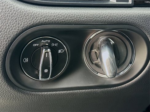 Certified 2024 Porsche Macan image 11