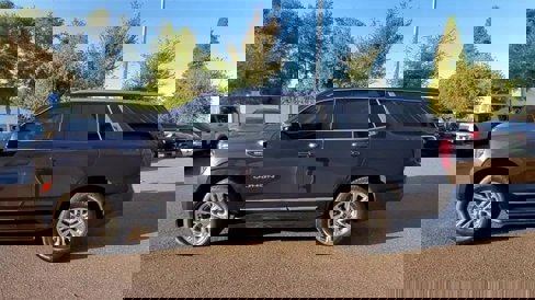 Used 2023 GMC Yukon SLT w/ SLT Premium Package image 39
