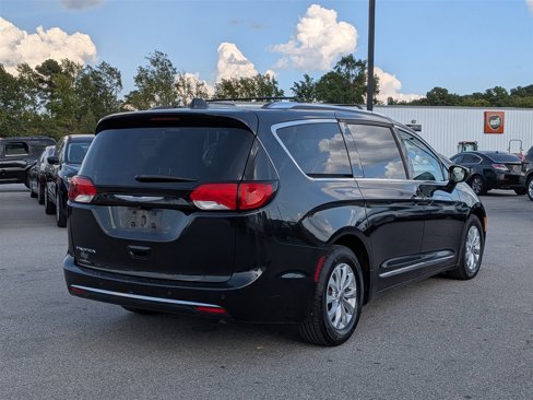 Used 2018 Chrysler Pacifica Touring-L image 5