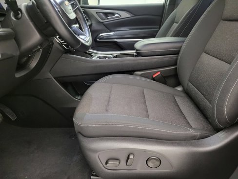 Certified 2025 Chevrolet Traverse LT image 3