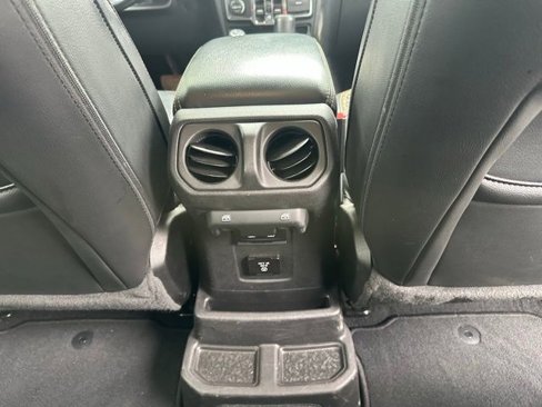 Used 2022 Jeep Wrangler Unlimited Sahara image 35