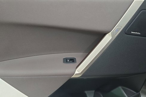 Used 2025 BMW iX xDrive50 image 27