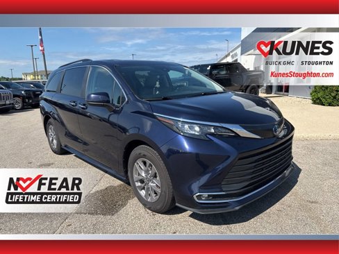 Used 2024 Toyota Sienna XLE image 2