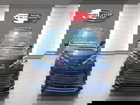 Used 2024 Toyota Sienna Platinum image 4