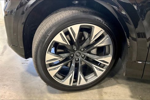 Certified 2025 Audi Q8 Premium image 9