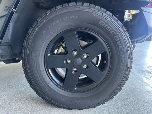 Used 2012 Jeep Wrangler Unlimited Rubicon image 39