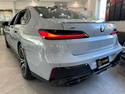 Used 2024 BMW 760i xDrive w/ Premium Package 2 image 6