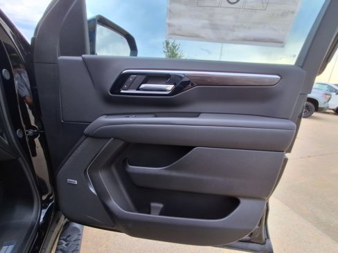 New 2025 Chevrolet Suburban Z71 w/ Z71 Off-Road Package image 17