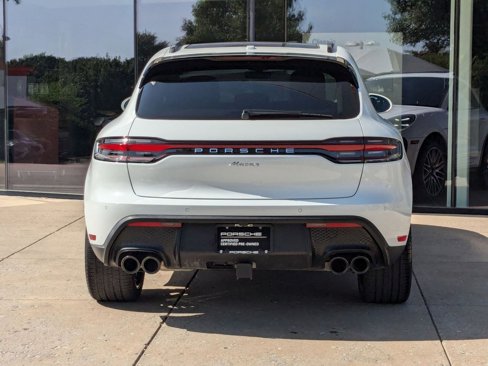 Certified 2025 Porsche Macan image 10