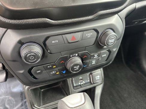 Used 2018 Jeep Renegade Altitude w/ Popular Equipment Group image 26