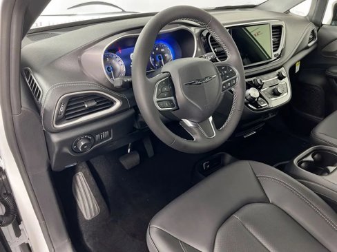 New 2026 Chrysler Pacifica Select image 10