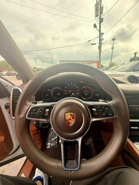 Used 2022 Porsche Cayenne w/ Premium Package image 23