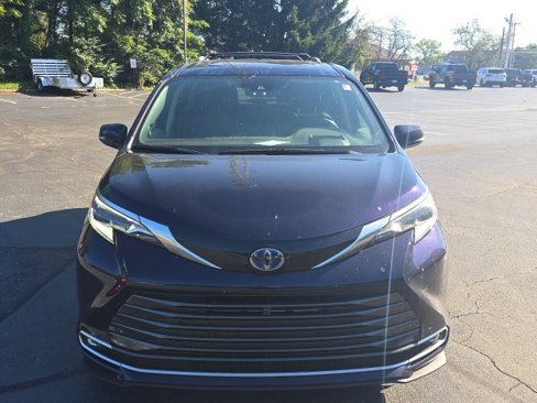 Used 2021 Toyota Sienna Platinum image 3