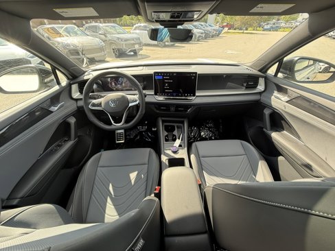 New 2025 Volkswagen Tiguan SE R-Line image 9