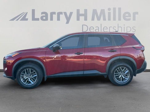Used 2023 Nissan Rogue S image 2