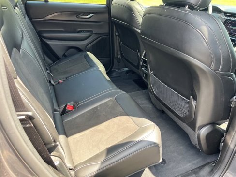 Used 2023 Jeep Grand Cherokee Altitude image 18