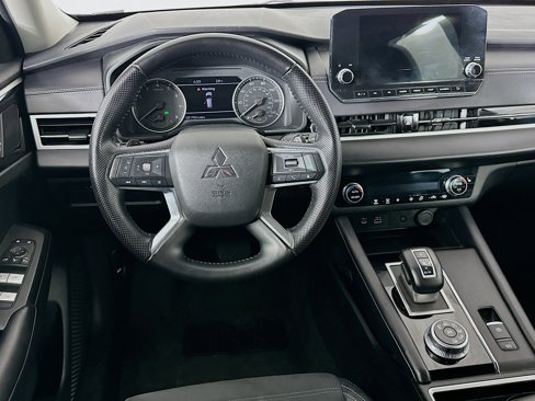 Used 2024 Mitsubishi Outlander SE image 17