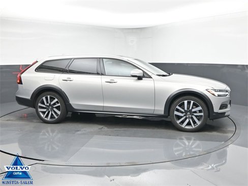 Used 2024 Volvo V90 B6 Cross Country Ultimate image 1