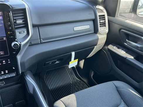 New 2026 RAM 1500 4x4 Crew Cab image 32
