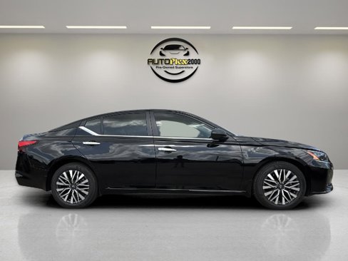 Used 2025 Nissan Altima 2.5 SV image 3