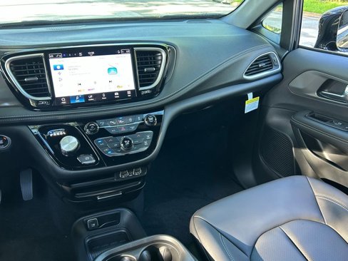 New 2025 Chrysler Pacifica Select image 11
