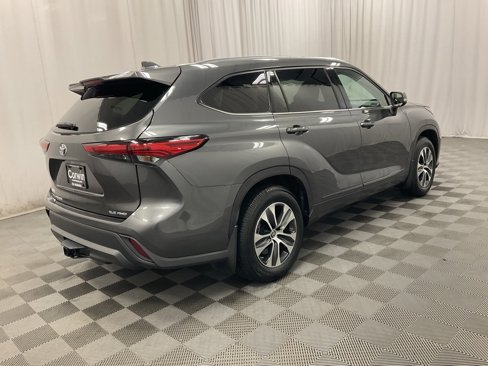Used 2021 Toyota Highlander XLE image 3