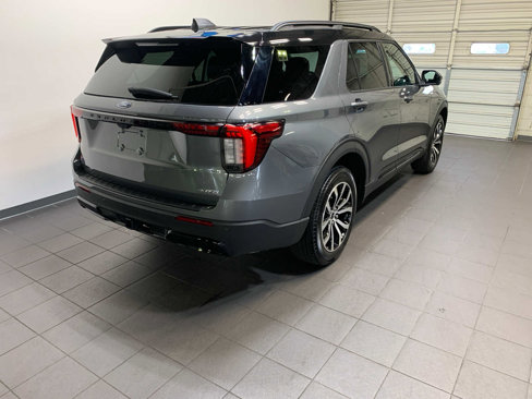 Used 2025 Ford Explorer ST-Line image 3