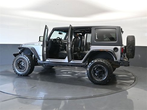 Used 2016 Jeep Wrangler Unlimited Rubicon w/ Connectivity Group image 26