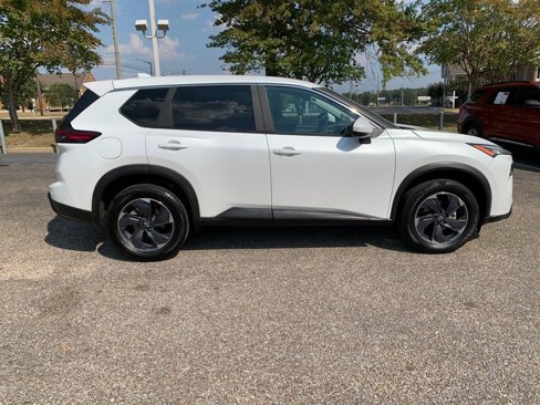 Used 2024 Nissan Rogue SV image 2