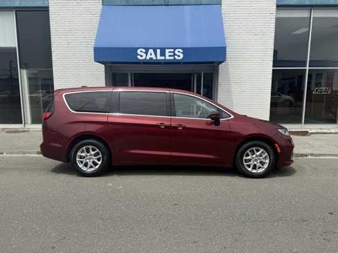 Used 2023 Chrysler Pacifica Touring-L image 6