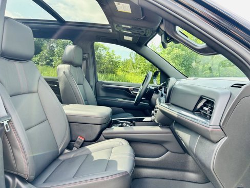 Used 2025 Chevrolet Suburban RST image 32