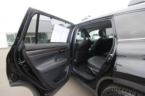 Used 2022 Toyota Highlander Platinum image 28