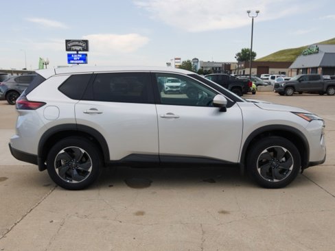 Used 2024 Nissan Rogue SV image 5