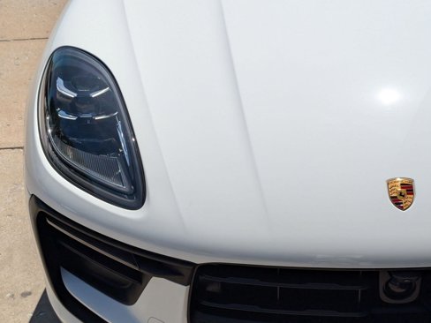 Certified 2025 Porsche Macan image 12