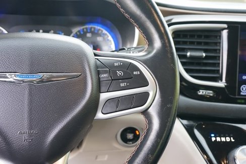 Used 2017 Chrysler Pacifica Touring-L image 25