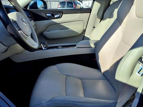 Used 2022 Volvo XC60 B5 Momentum w/ Climate Package image 19