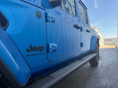 Used 2024 Jeep Gladiator Sport image 4