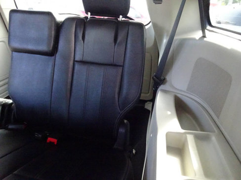 Used 2016 Chrysler Town & Country Touring image 18