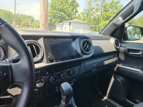 Used 2018 Toyota Tacoma TRD Off-Road image 17