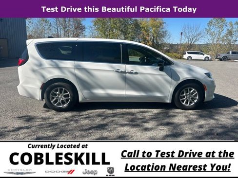 New 2026 Chrysler Pacifica Select image 3
