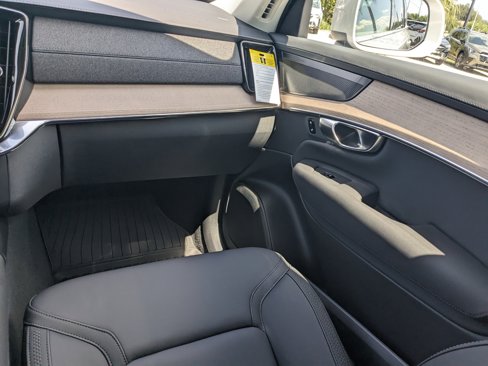New 2025 Volvo XC90 T8 Plus w/ Protection Package Premier image 18