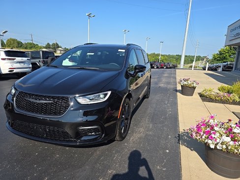 New 2026 Chrysler Pacifica Limited w/ S Appearance Package image 3