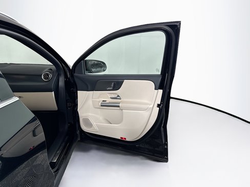 Used 2025 Mercedes-Benz GLA 250 image 33