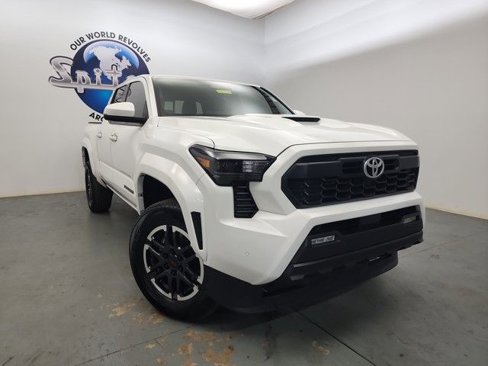 Used 2024 Toyota Tacoma TRD Sport w/ TRD Sport Upgrade Package image 3
