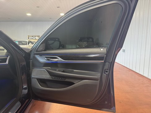 Used 2021 BMW 750i xDrive w/ Executive Package image 23