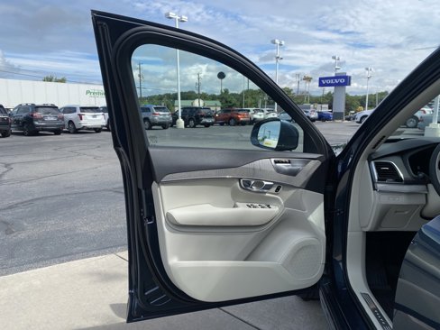 Certified 2025 Volvo XC90 T8 Plus w/ Protection Package Premier image 12
