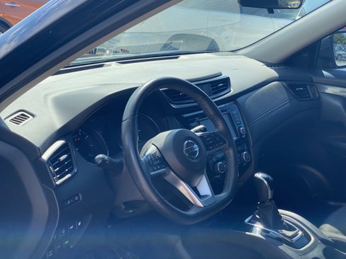 Used 2020 Nissan Rogue SV image 11
