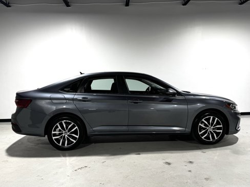 Used 2025 Volkswagen Jetta SE image 12