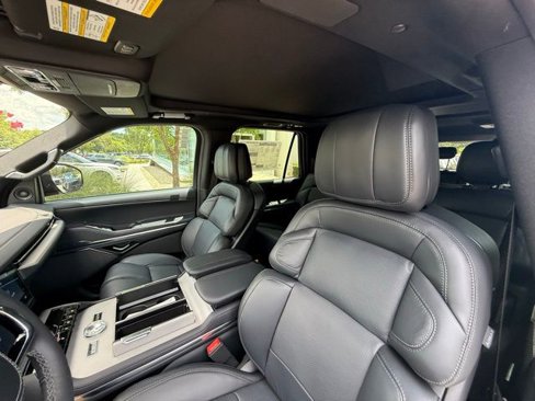 New 2025 Lincoln Navigator L Reserve w/ Jet Appearance Package image 13